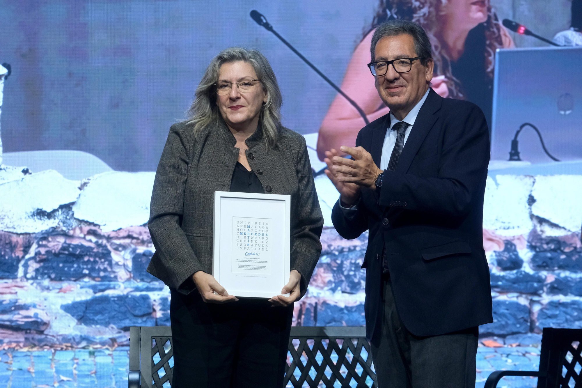Martín, cuya historia emocionó a los asistentes a la gala, posa con su galardón.
