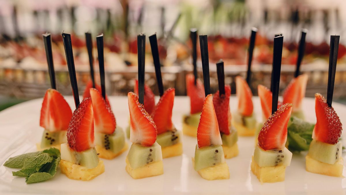 Brochetas de fruta, aporta vitaminas, minerales, antioxidantes y fibra, ayudando a prevenir la deshidratación, regular la digestión y saciar el apetito de forma ligera