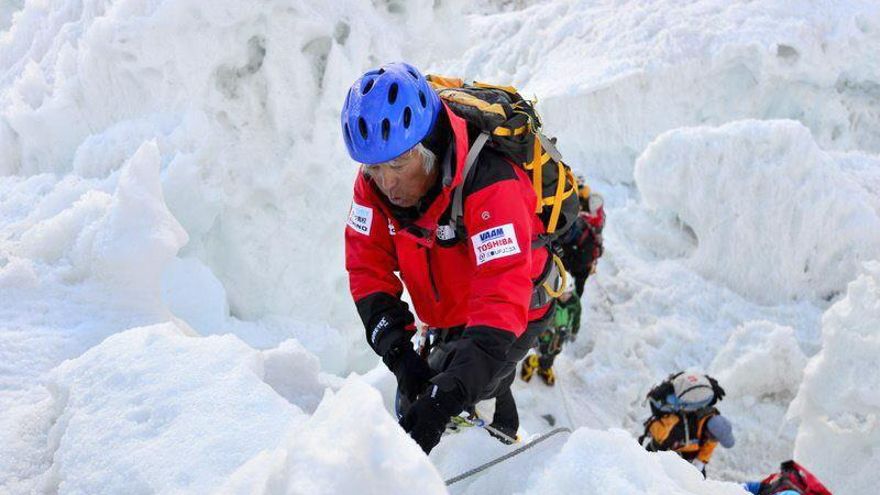 Un japonés de 80 años se convierte en el hombre mayor en escalar el Everest