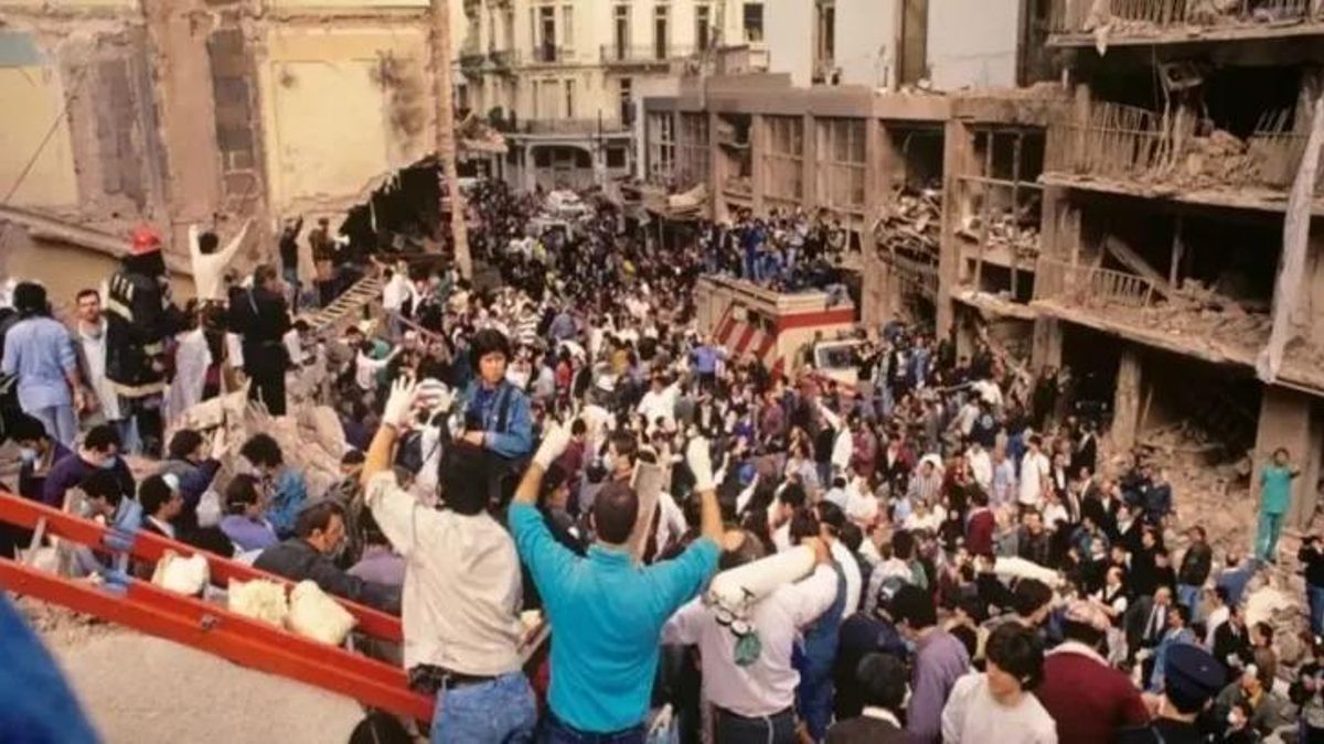 El 18 de julio de 1994, en horas de la mañana, una camioneta cargada con explosivos estalló en la sede de la AMIA.