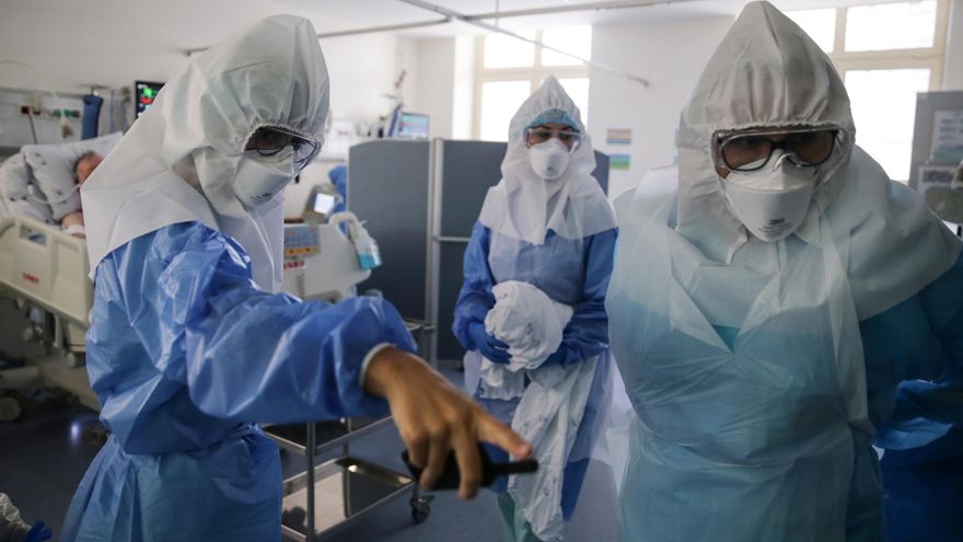 Personal sanitario en el hospital de Santa Maria, en Lisboa. EFE/EPA/TIAGO PETINGA/Archivo