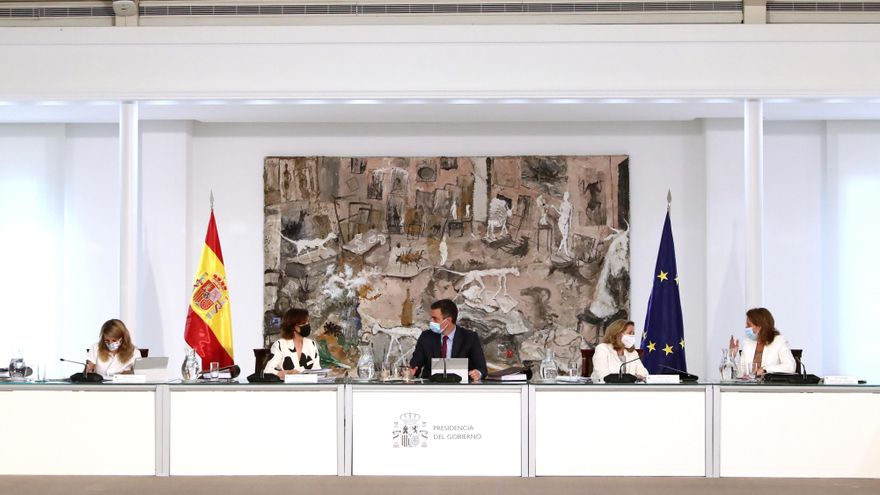 El presidente del Gobierno, Pedro Sánchez (c), la vicepresidenta primera del Gobierno, Carmen Calvo (2i), la vicepresidenta segunda y ministra de Asuntos Económicos, Nadia Calviño (2d), la vicepresidenta tercera y ministra de Trabajo, Yolanda Díaz (i), y la vicepresidenta cuarta y ministra para la Transición Ecológica y el Reto Demográfico, Teresa Ribera (d), durante la reunión del Consejo de Ministros celebrada este martes en el complejo de Moncloa. EFE/Pool Moncloa/Fernando Calvo