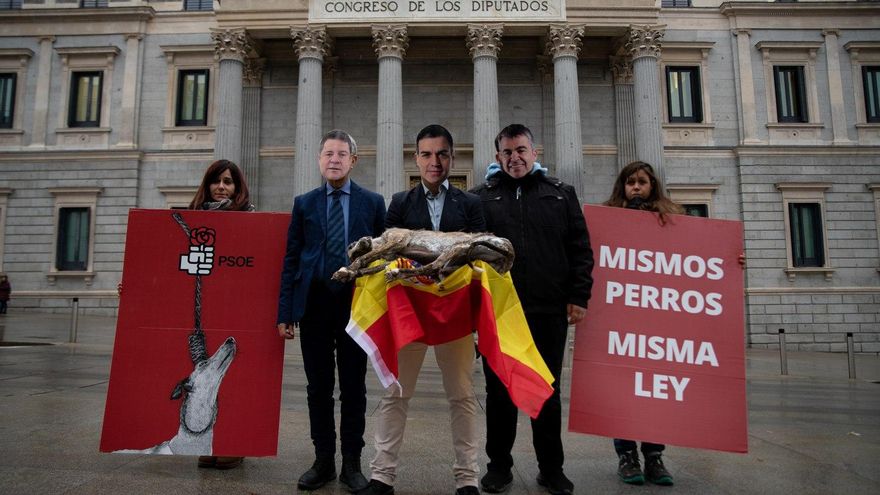 Animalistas protestan ante el Congreso con un galgo muerto.