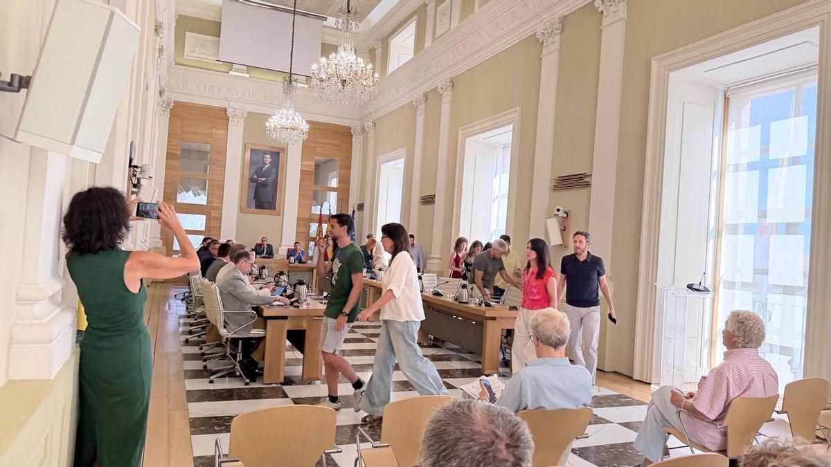 PSOE y Unidas Podemos abandonan el pleno de Cáceres al debatirse una moción sobre la Cruz de los Caídos "contraria a la ley"