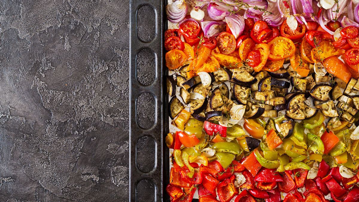 Las verduras al horno son muy versátiles para combinar en ensaladas templadas, como guarnición de arroces y pastas o para triturar en forma de salsas o cremas