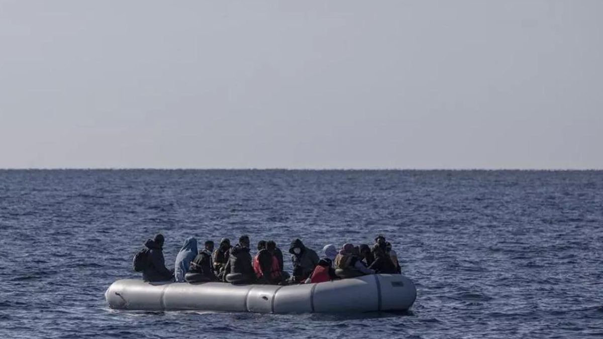 Imagen de archivo de varias personas migrantes a bordo de una lancha neumática