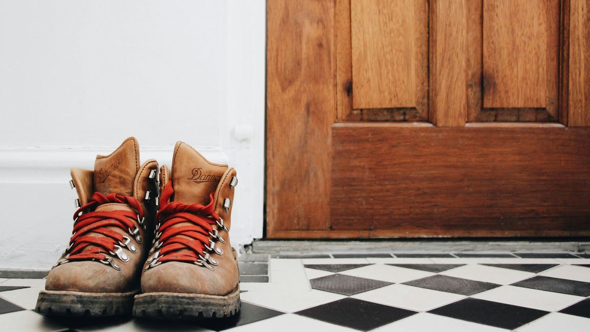 Un podólogo da dos buenas razones para quitarnos los zapatos cuando visitamos otras casas: “Se trata de equilibrio”