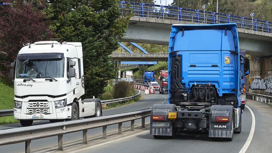 CCOO y UGT convocan huelga en el transporte por carretera, de viajeros y mercancías, y en los autobuses urbanos