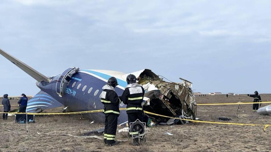 Un avión con 67 personas a bordo se estrella en Kazajistán y hay al menos 32 supervivientes