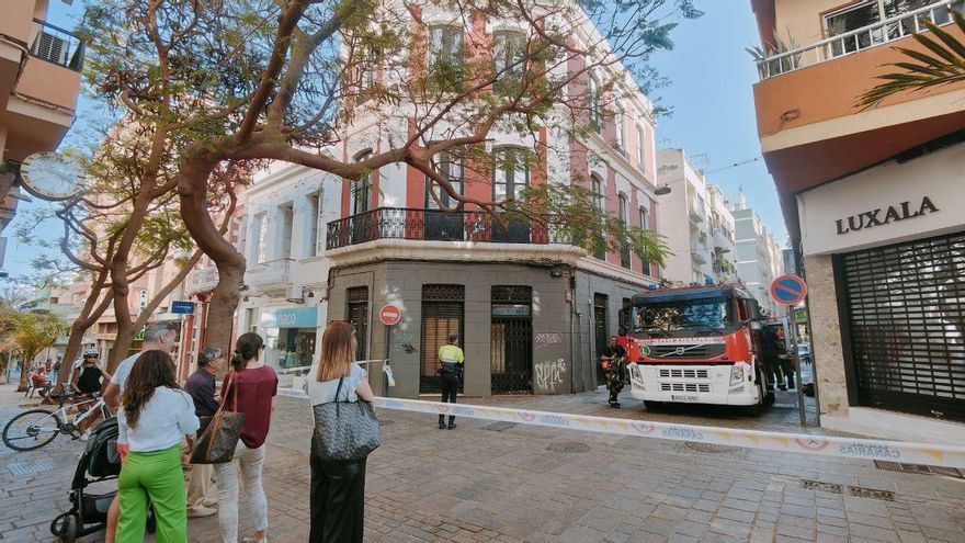 La Policía Local de Santa Cruz de Tenerife precinta una vivienda abandonada en la calle Sabino Berthelot que se ha incendiado en la tarde de este jueves