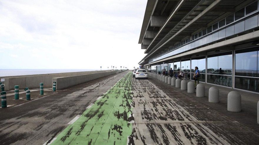 Cenizas en el aeropuerto de La Palma. / FOTO: José Bringas