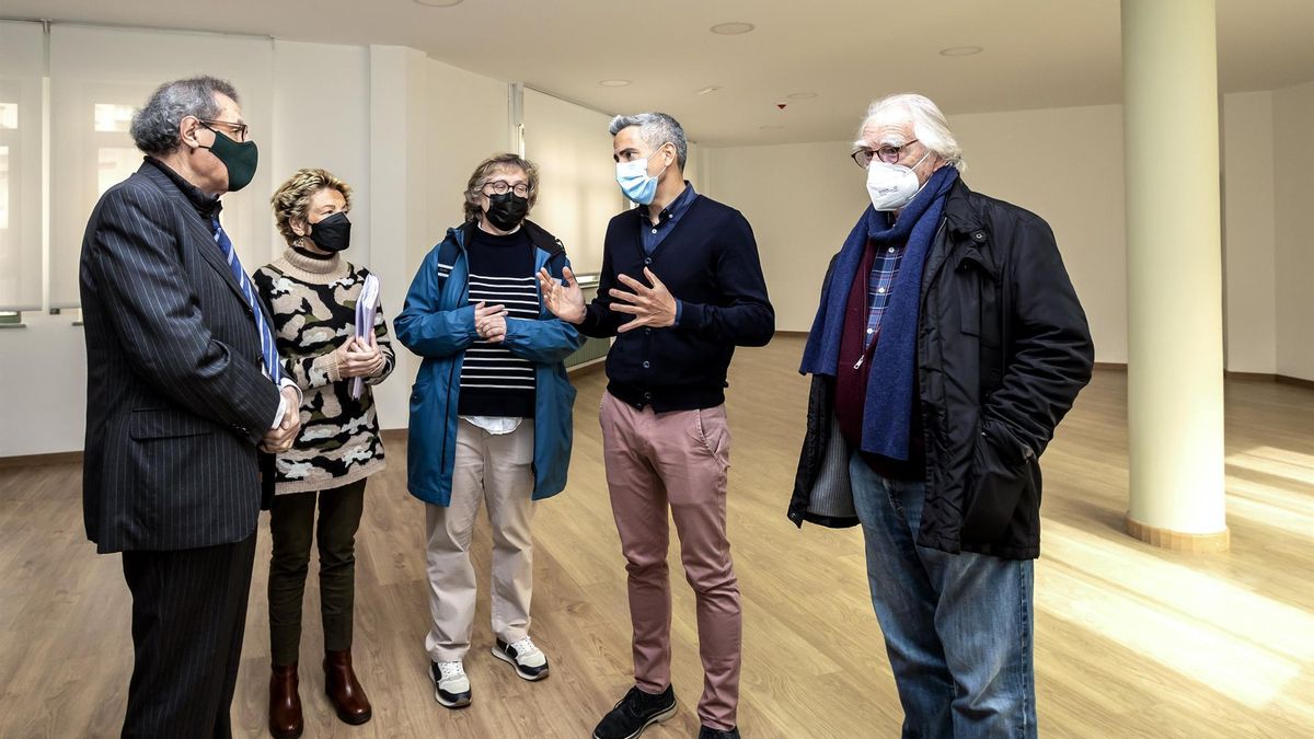 El vicepresidente y consejero de Cultura, Pablo Zuloaga, visita las obras de rehabilitación realizadas en el Ateneo de Santander.