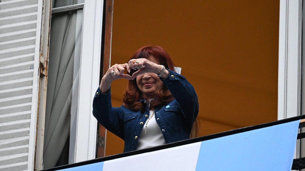 Cristina Fernández de Kirchner tuvo su 17 de octubre con mensaje grabado y saludo desde el balcón.