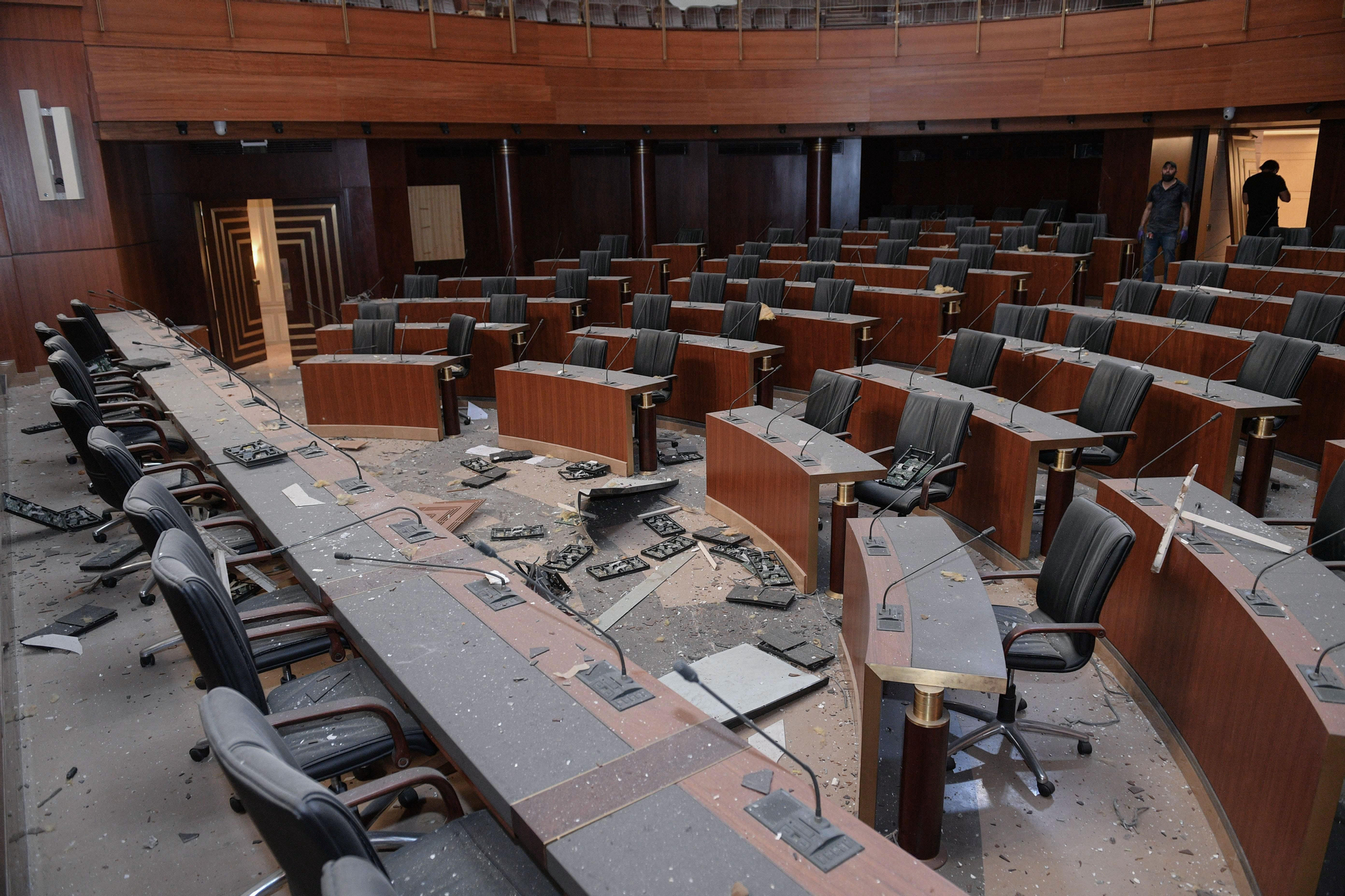 Vista general muestra los daños en el salón principal del parlamento libanés después de la explosión.