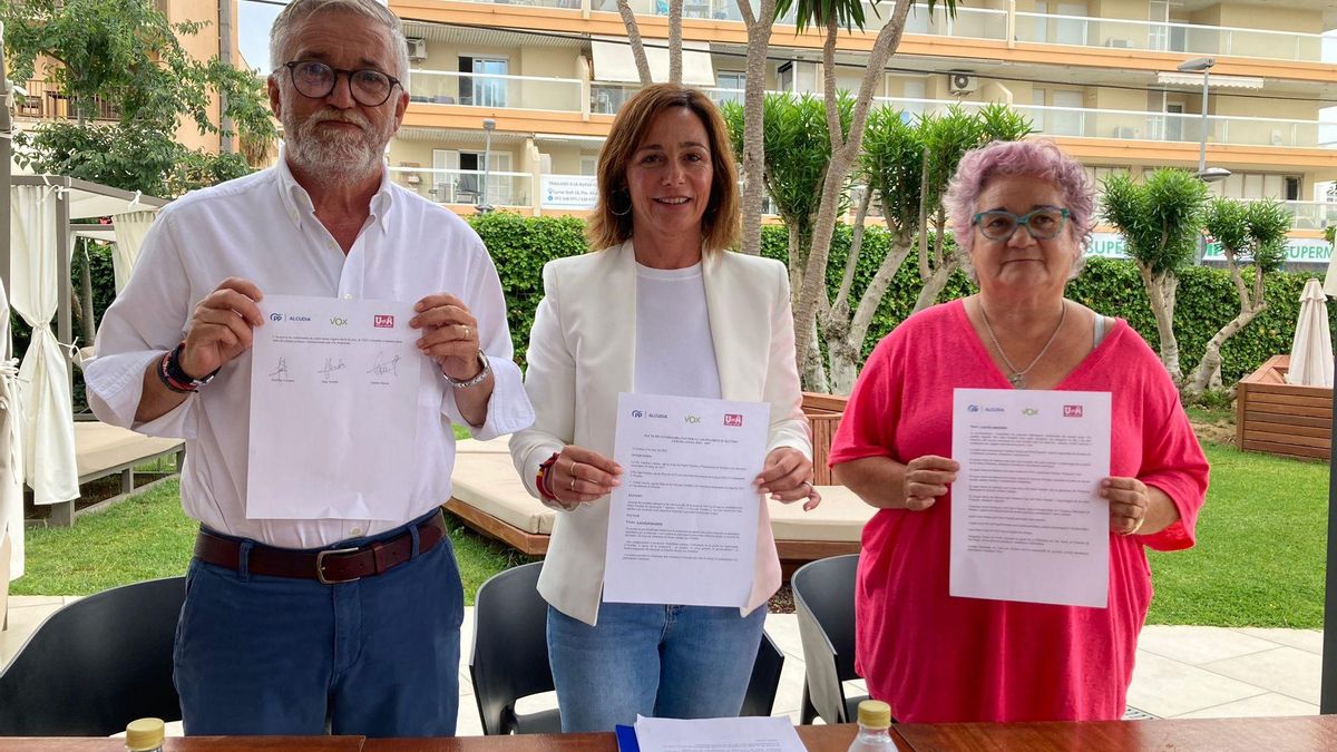 PP, Vox y Unió formalizan el acuerdo de gobierno en el Ayuntamiento de Alcúdia.