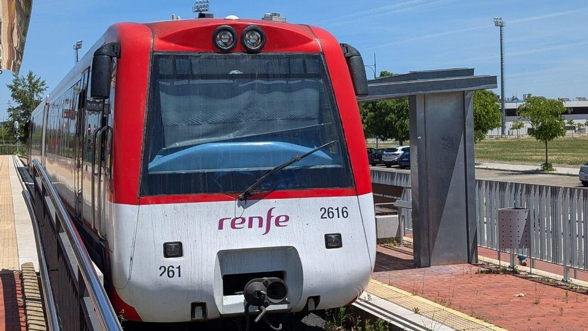 Los usuarios de FEVE denuncian que algunos trenes no esperan al autobús del transbordo y dejan viajeros "en la estacada"