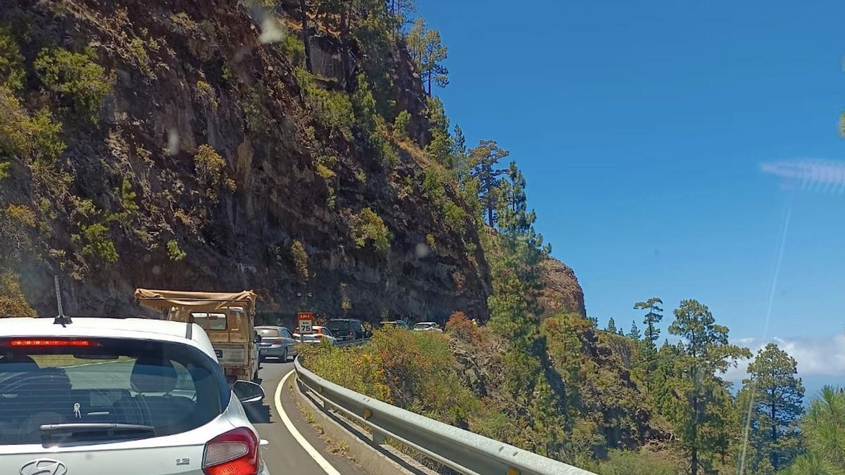 Cola de vehículos  por corte de carretera en la LP-1, a la altura del barranco de Izcagua, donde se están ejecutando obras de estabilización del talud,