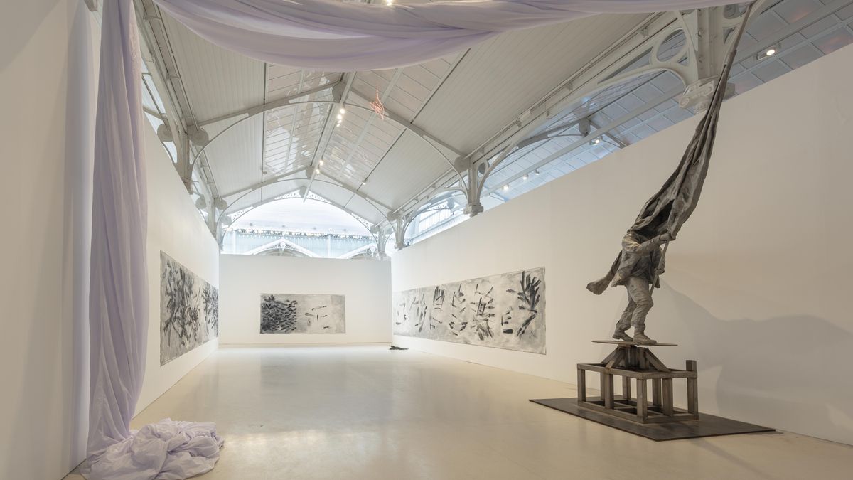 Vista de sala de la exposición Fernando Sánchez Castillo: 'Salón de los espejos' (2023), 'White Flag' (2026), 'El porvenir de la revuelta' (2013) y 'Filamento del Guernica' (2025)