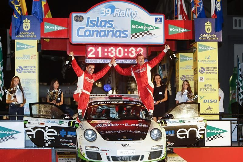 Miguel Fuster (d) y su copiloto, Ignacio Aviñó, tras imponerse en el Rally Islas Canarias El Corte Inglés 2015. (EFE/Quique Curbelo)
