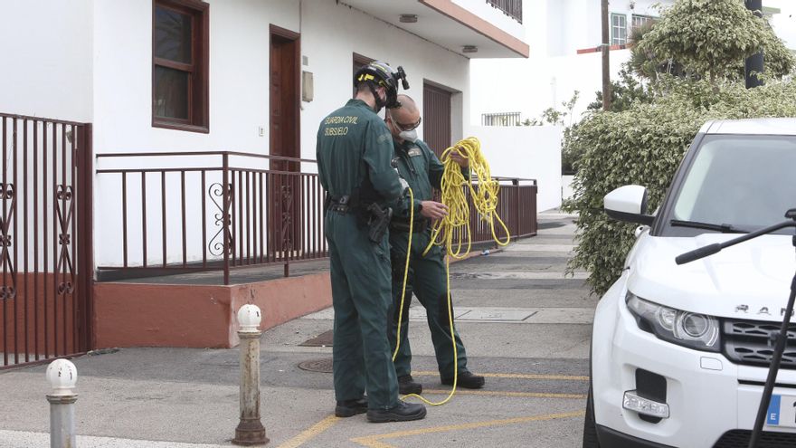 Agentes de la Guardia Civil en el barrio de La Laguna. (ALEJANDRO RAMOS)