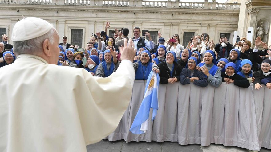 Imagen del papa durante la audiencia de los miércoles cedida por el Vaticano.