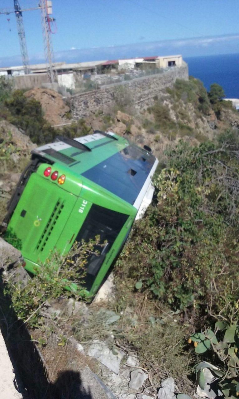 Accidente de una guagua en Icod de los Vinos.