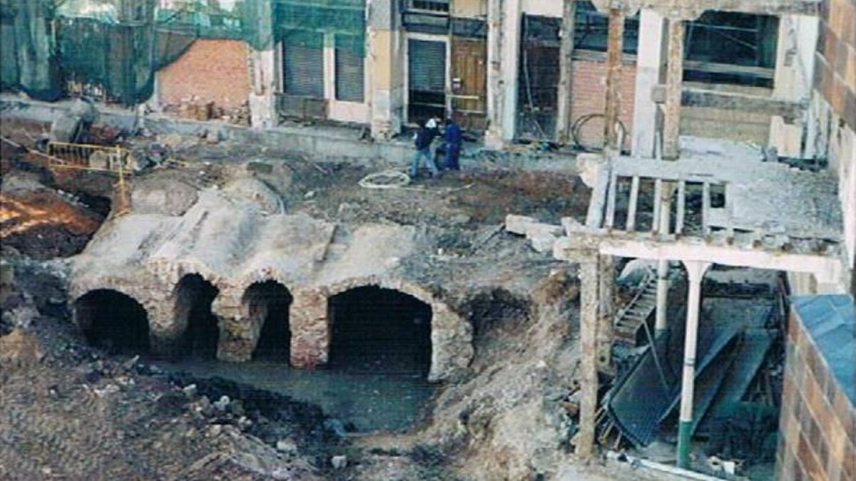 Fotografías aéreas de los restos de las conducciones que había bajo la calle Platerías cuando se demolían para hacer el aparcamiento subterráneo.