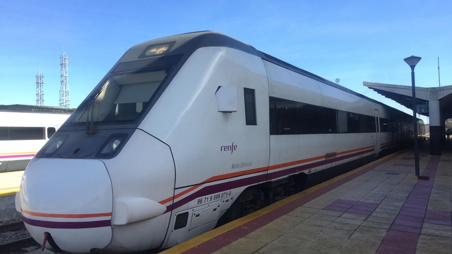 180 pasajeros de un tren llegan a la estación de Mérida tras andar unos centenares de metros