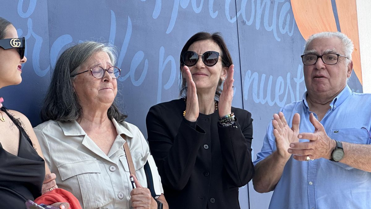 Nevenka junto a sus padres, muy emocionados.