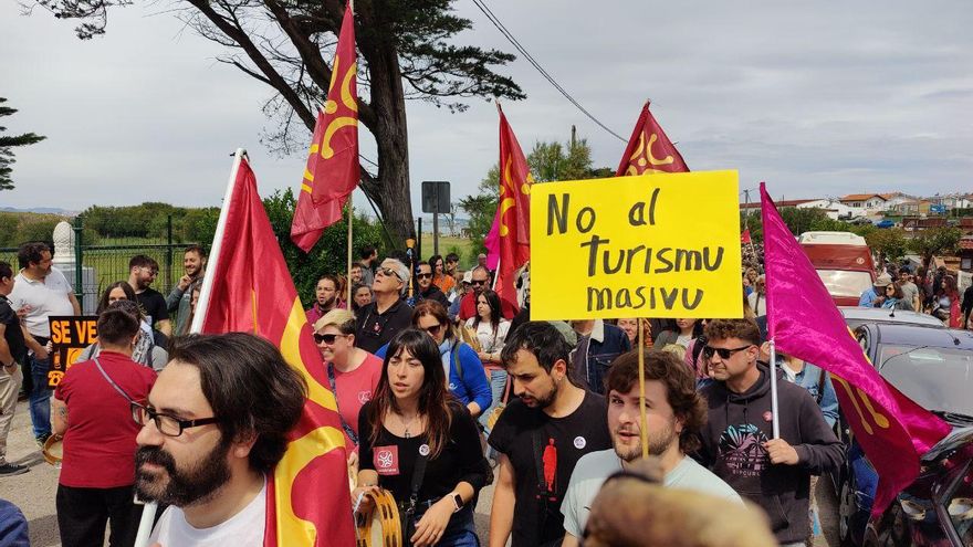 "Llegamos tarde, pero todavía se puede salvar buena parte del territorio cántabro de la masificación turística"