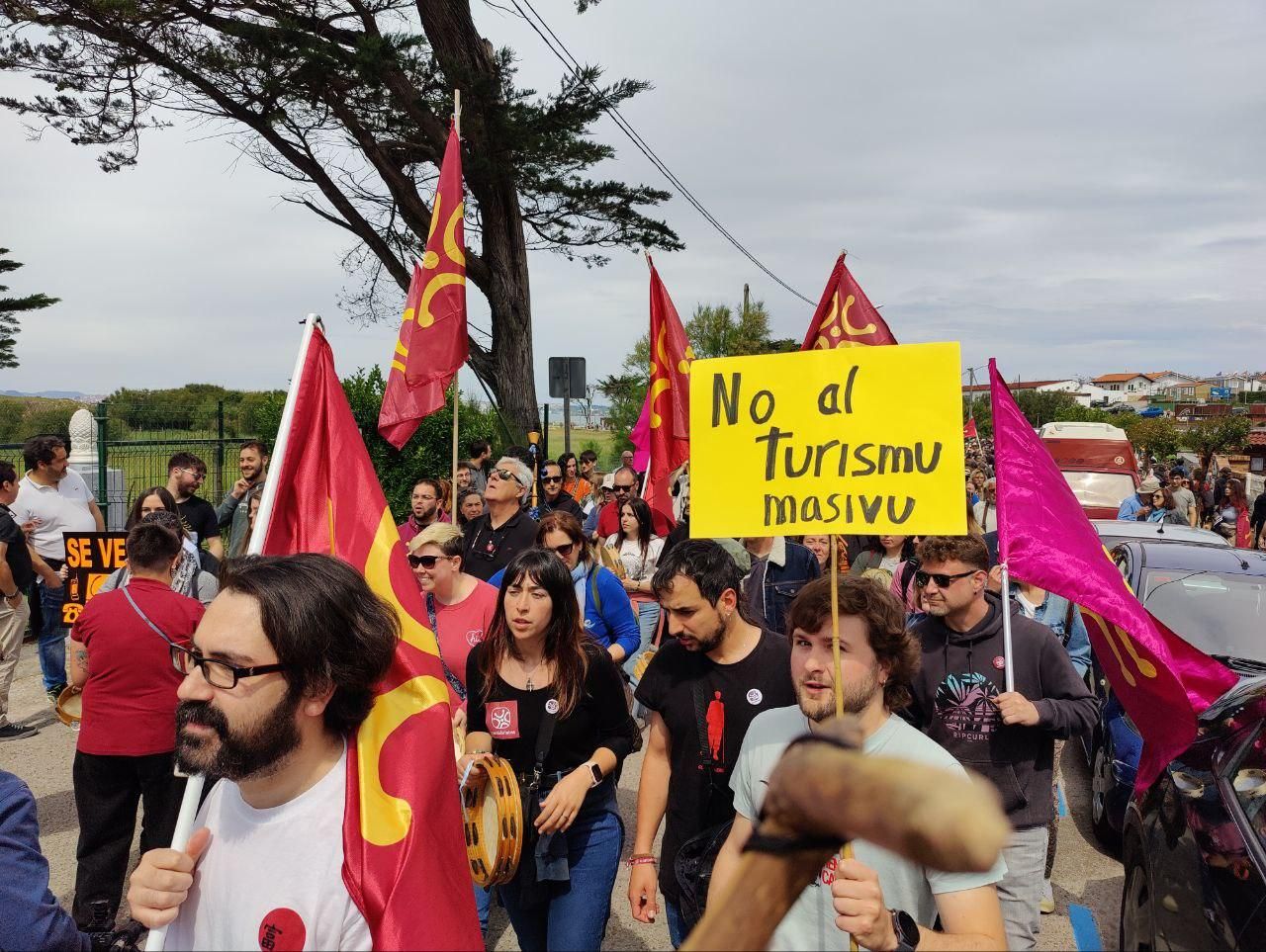 Cartel de 'No al turismu masivu'.