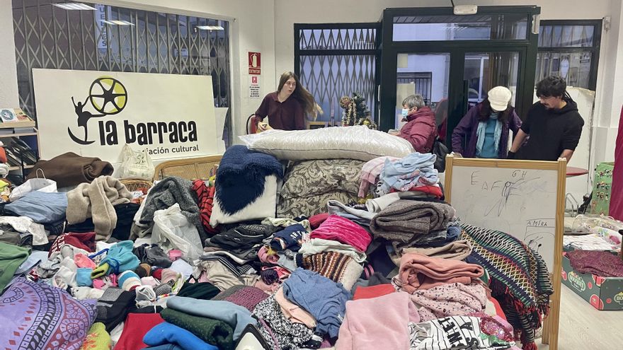 Mantas y ropa en la asociación barrial La Barraca.