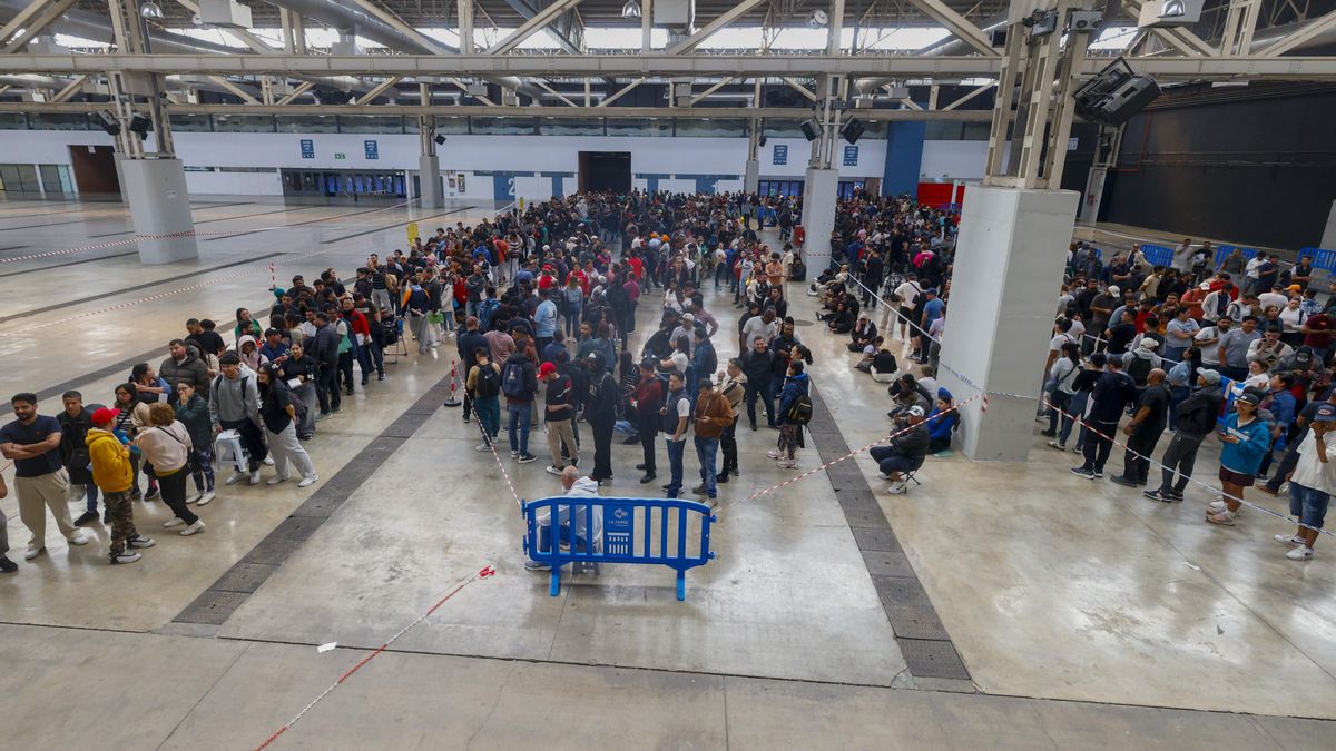 Imagen de archivo de personas migrantes haciendo cola en L'Hospitalet de Llobregat para la regularización. EFE/Quique García