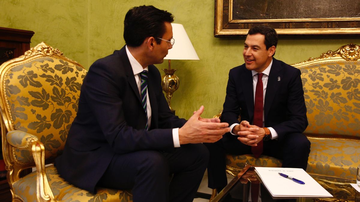 Archivo - El presidente de la Junta de Andalucía, Juanma Moreno(d)  se reúne con el alcalde de Granada, Francisco Cuenca (i), en imagen de archivo