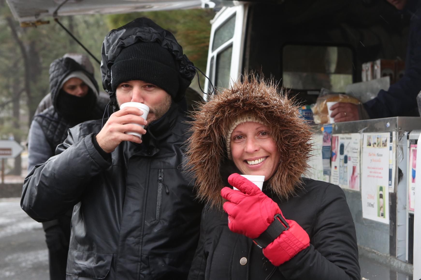Curiosos se acercan a ver la nieve de la cumbre de Gran Canaria
