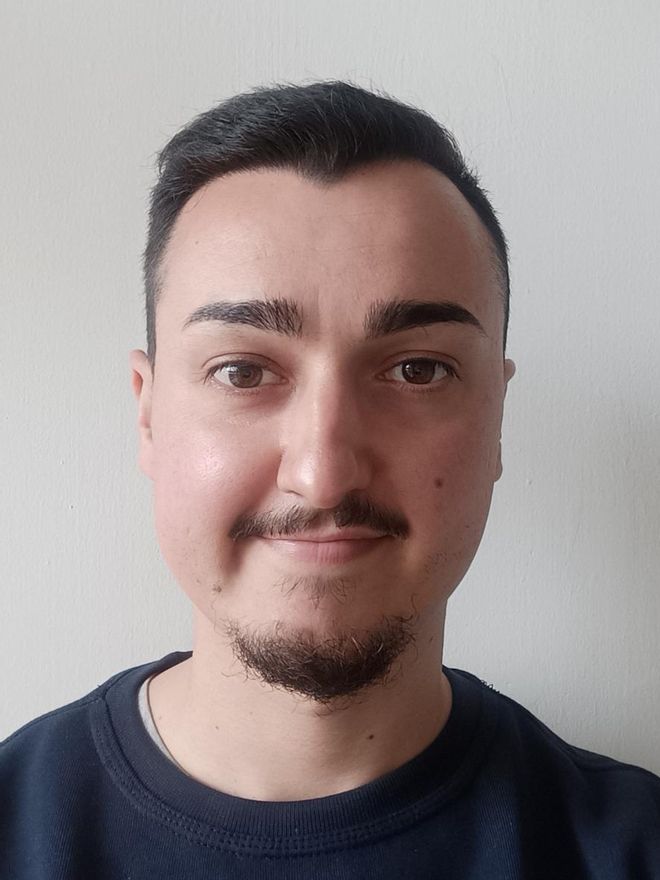 Álvaro no vota en Madrid, pero usa el abono transporte