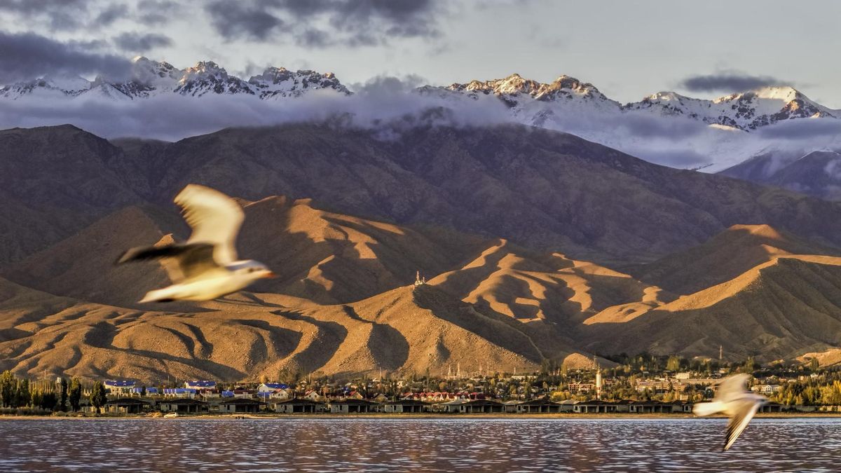 Lago Issyk Kul bajo un telón de montañas nevadas.