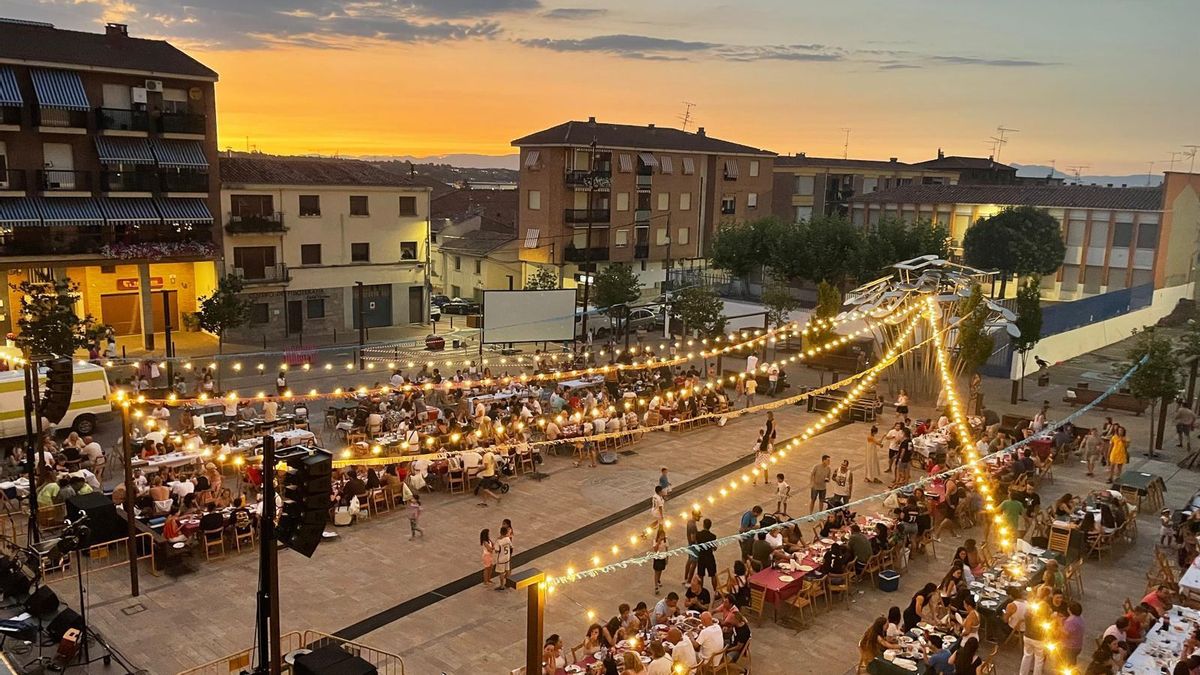 El Ayuntamiento dispondrá de sillas, mesas y gavillas