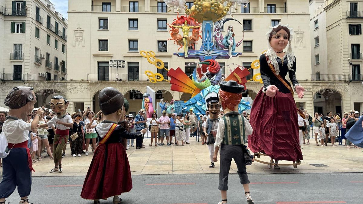 Figuras gigantes desfilan por las calles de Alicante en el marco de las Hogueras de San Juan, al ritmo del tradicional baile valenciano, conocido como 'les danses'.