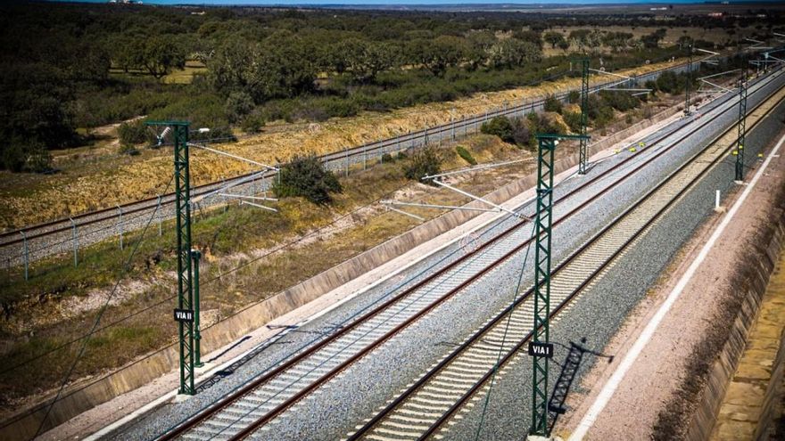 Adif dará tensión eléctrica el día 23 al tramo de vías alta velocidad entre norte de Mérida y Badajoz