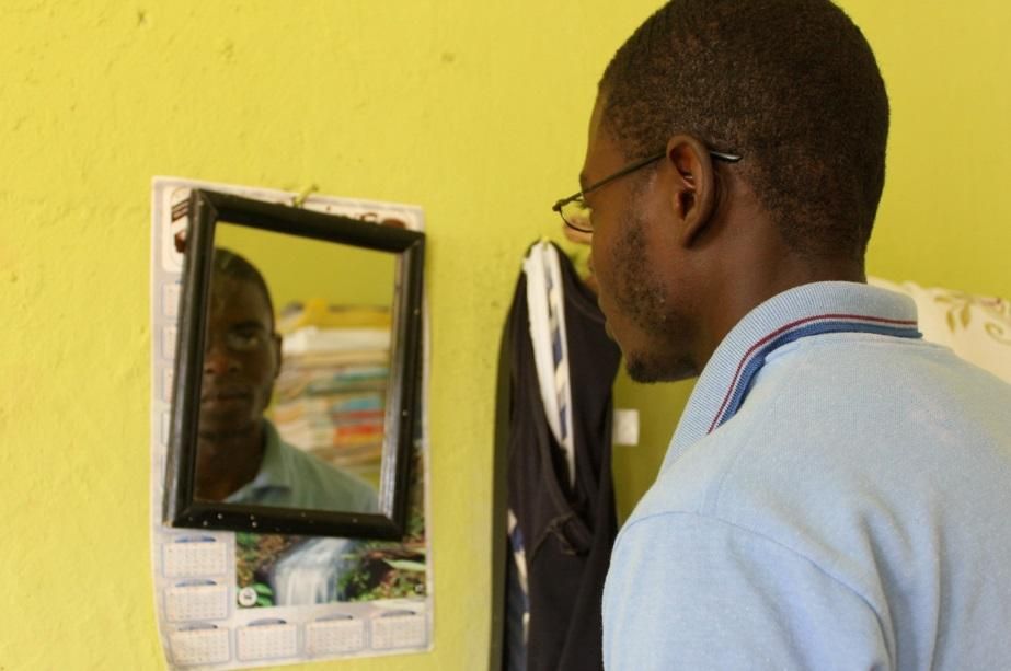 La imagen que rechaza el espejo. Juan Alberto es una de las víctimas de la ley 169-14, que obliga a los dominicanos hijos de haitianos no inscritos en un Registro Civil del país a naturalizarse como extranjeros, a pesar de haber nacido en la República Dominicana/ ©Ana Paola van Dalen