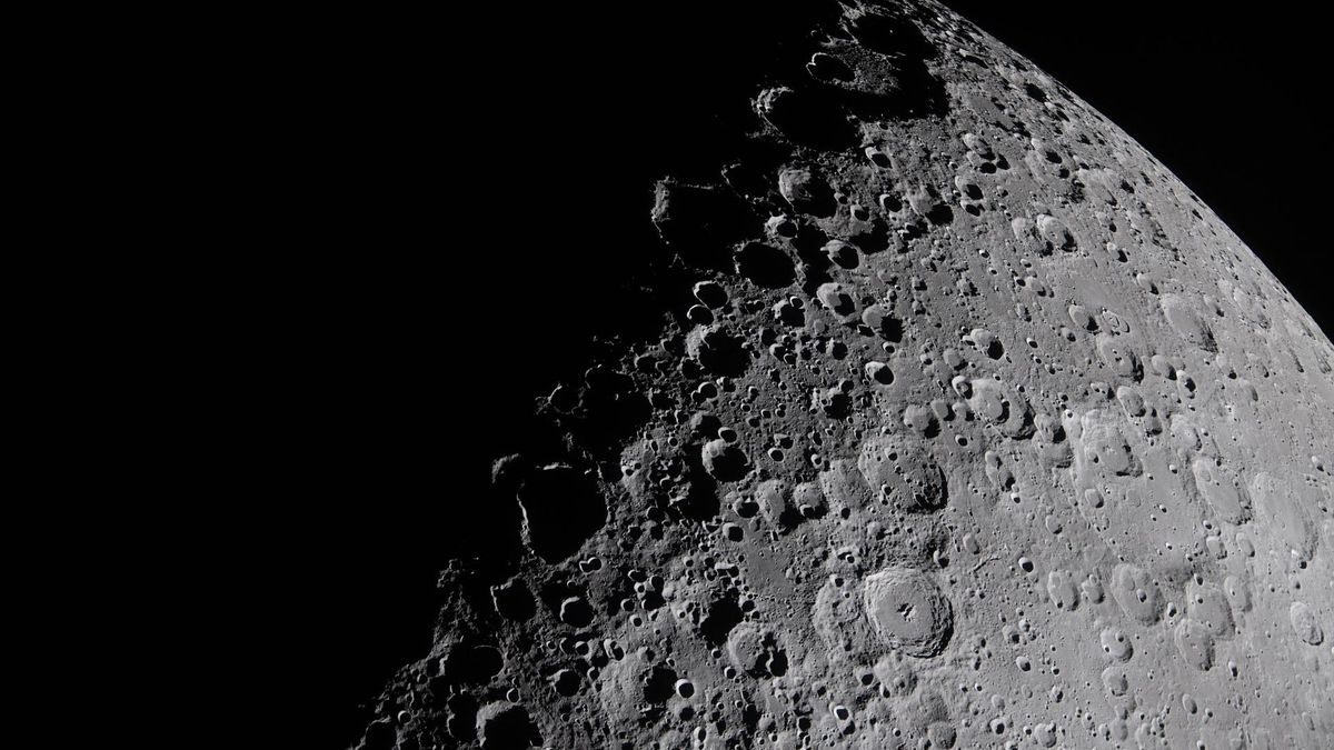 Imagen de la superficie lunar tomada por los astronautas de Artemisa II.