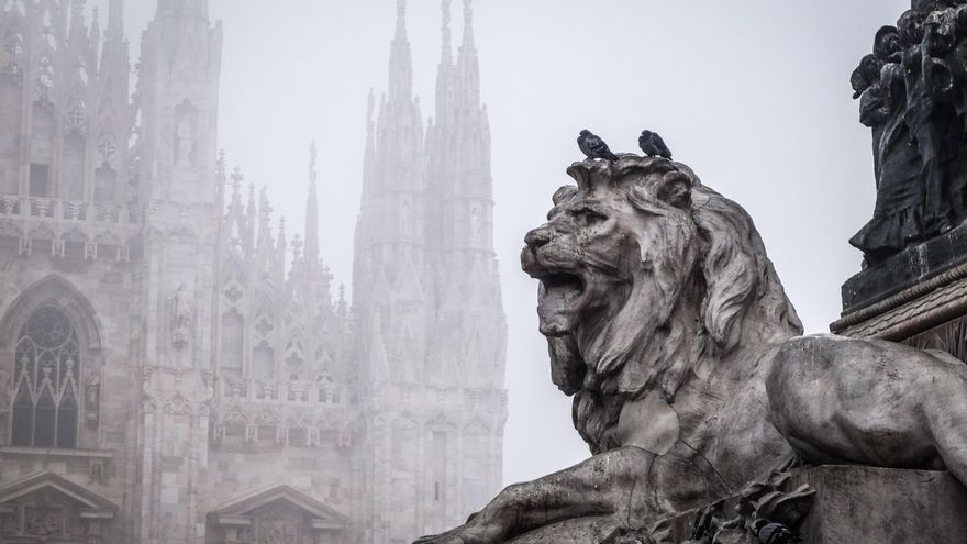 Una nube de niebla generada por la polución atmosférica cubre la plaza del Duomo en Milán (Italia). EFE/Matteo Corner/Archivo