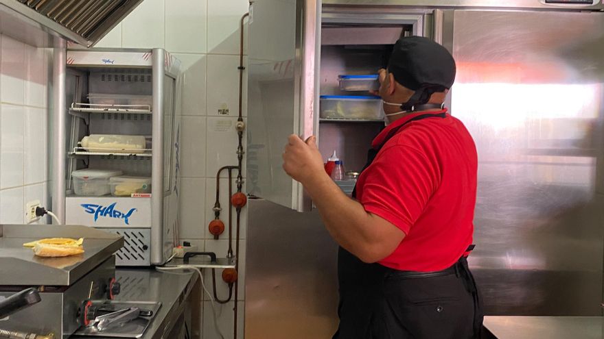 Domingo Delgado trabaja en su cafetería en el barrio lagunero de La Cuesta / Andrea Domínguez