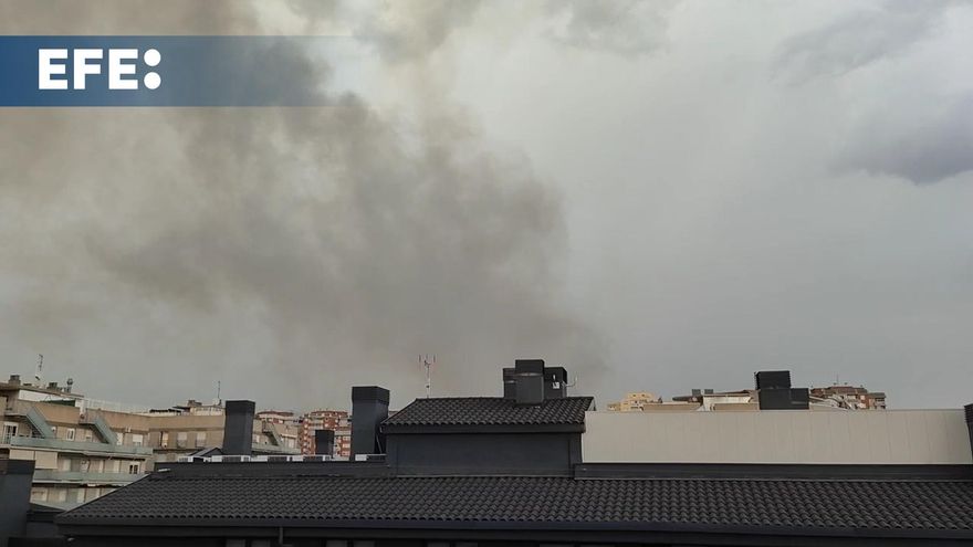 Los Bomberos levantan el confinamiento por el incendio de Terrassa (Barcelona)