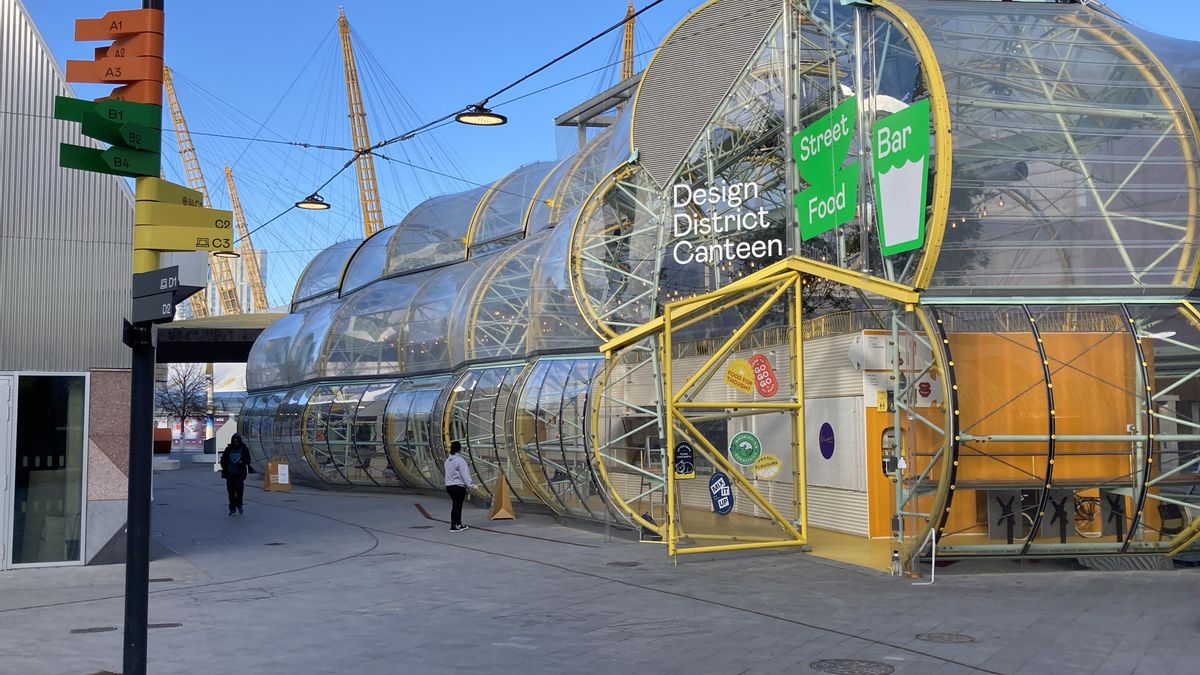 El Design District reúne dieciséis edificios proyectados por ocho estudios distintos bajo una premisa poco habitual: cada arquitecto diseñó dos piezas sin conocer el trabajo del resto.
