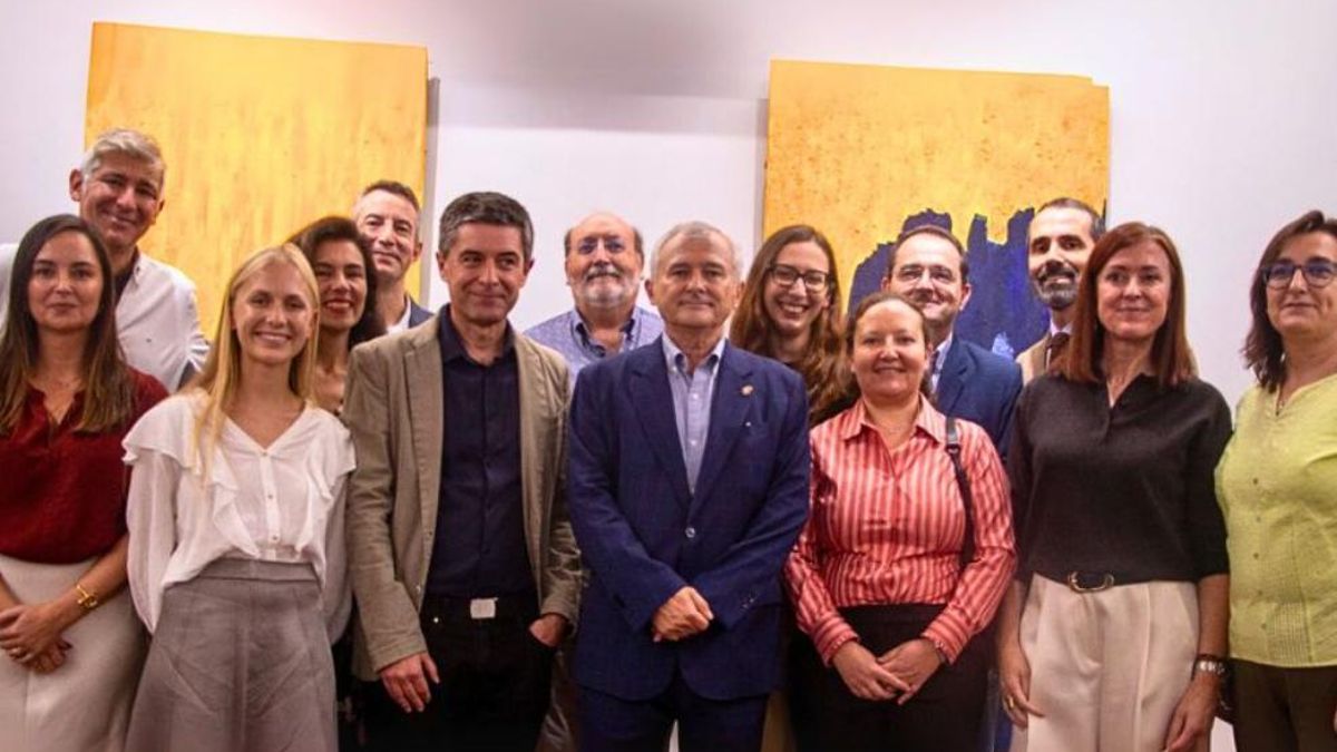 Batalla por el Colegio de Médicos de Madrid: el presidente electo vetado ve una “mano negra” en la directiva, afín a Ayuso