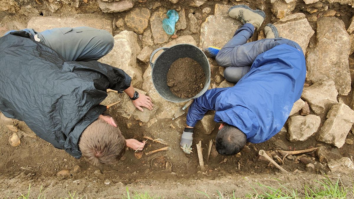 Dos arqueólogos en los trabajos de excavación en 'Lucus Asturum'.
