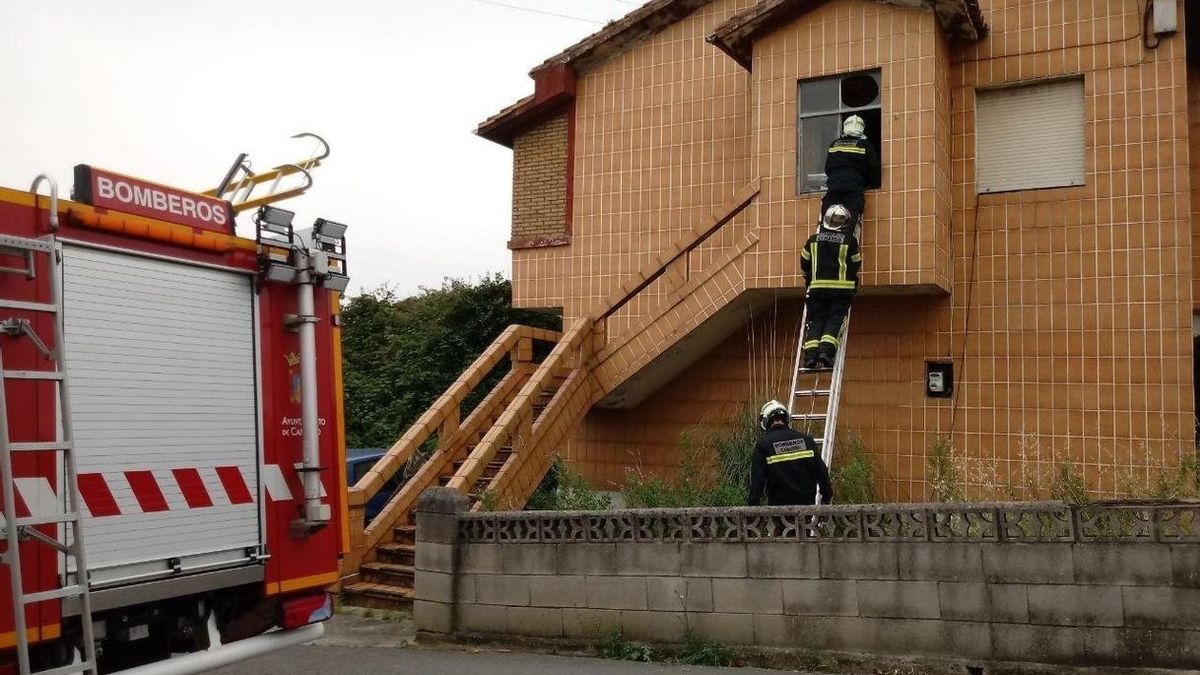 Los bomberos han tenido que intervenir para sacar al afectado de la vivienda.