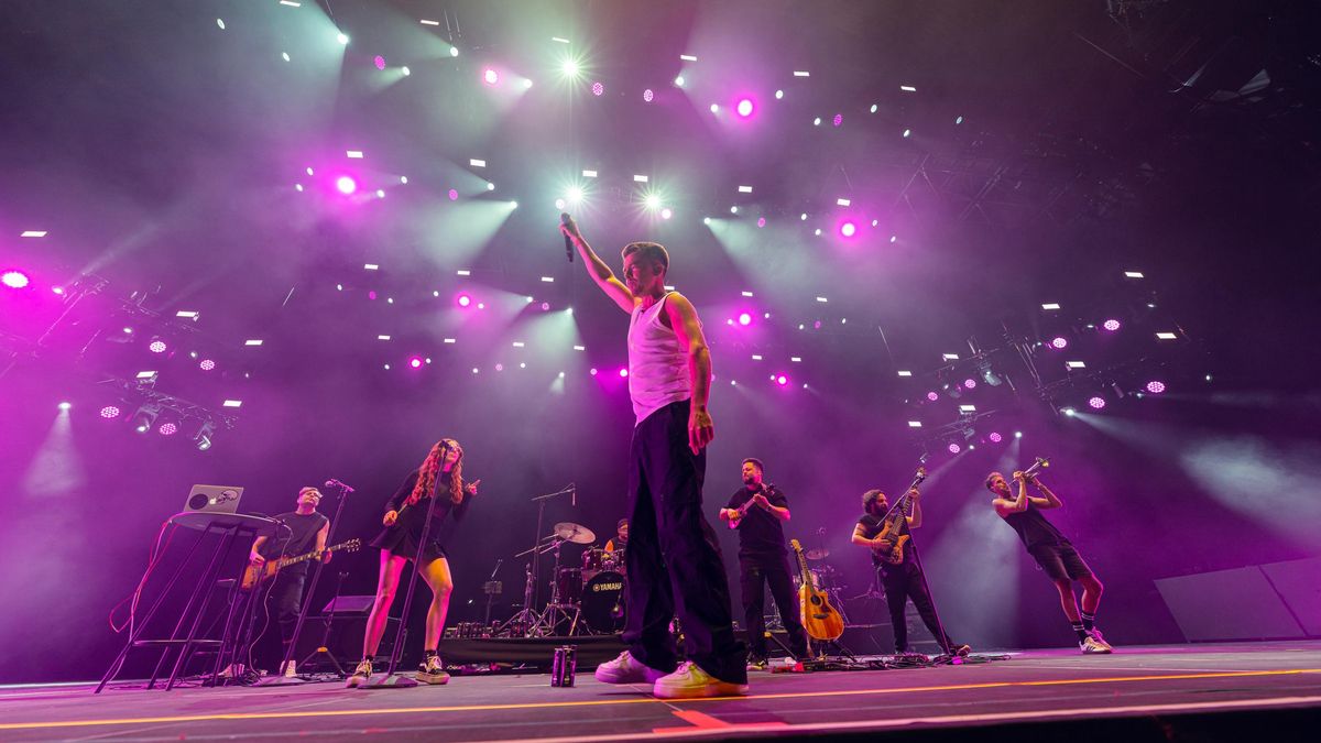 El artista canario OM Domínguez, actuando en Starlite Occident